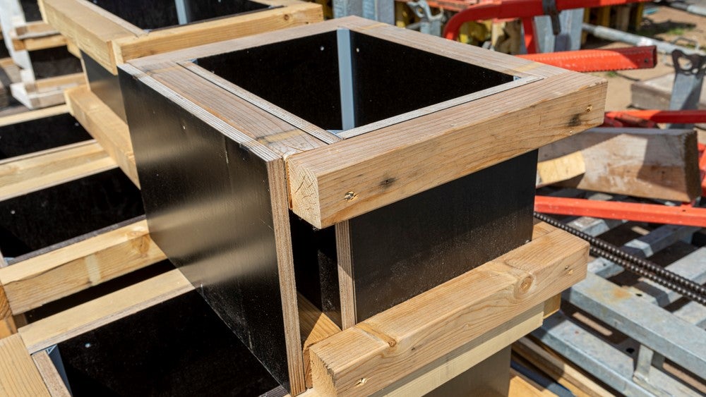 De vulkisten voor de middenpijler worden voorgemonteerd geplaatst. Zo verloopt het proces sneller en worden er kosten bespaard.