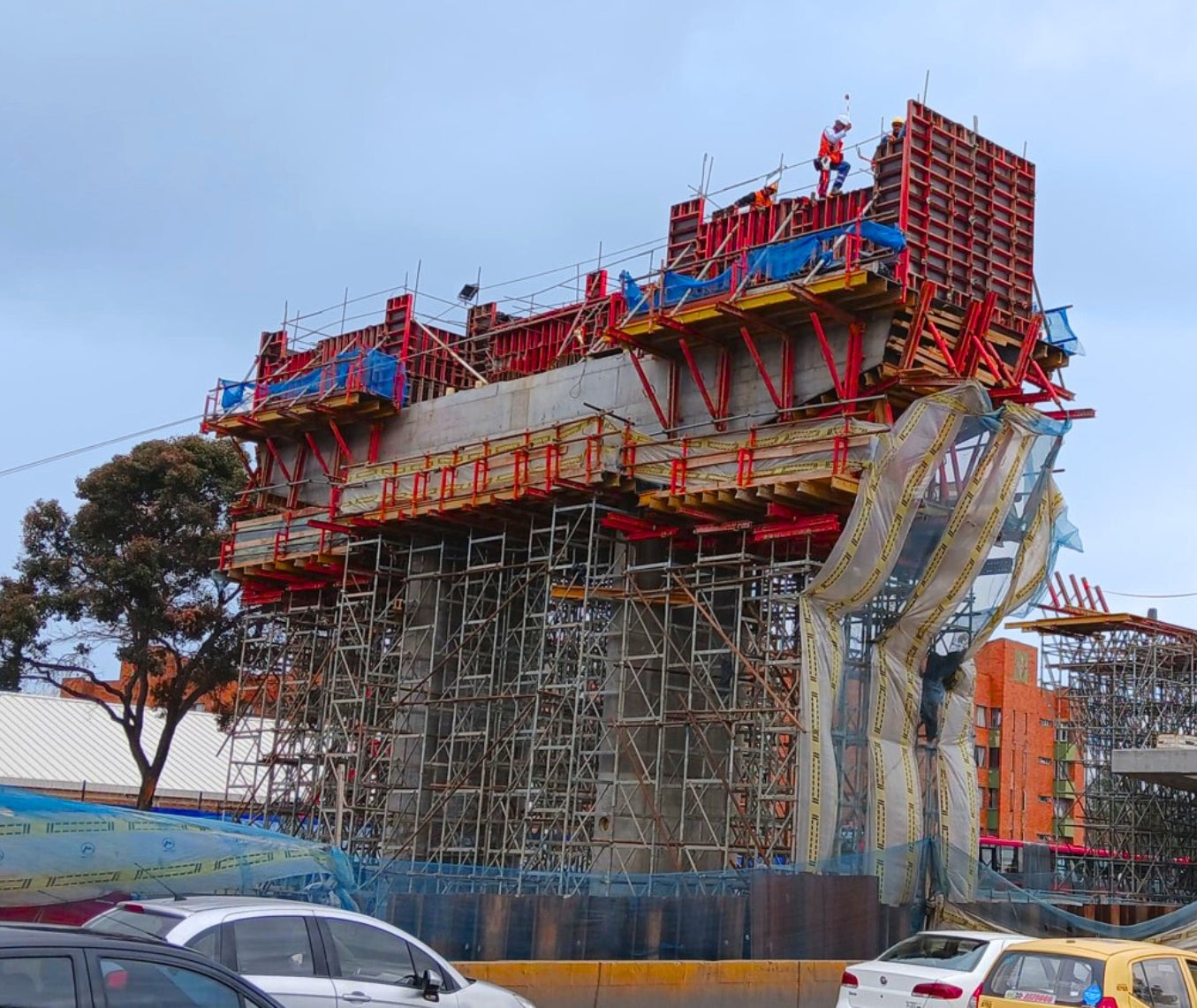 Encofrado de paneles LIWA. El encofrado sencillo y ligero de paneles de acero con un ingenioso panel angular.<br/>