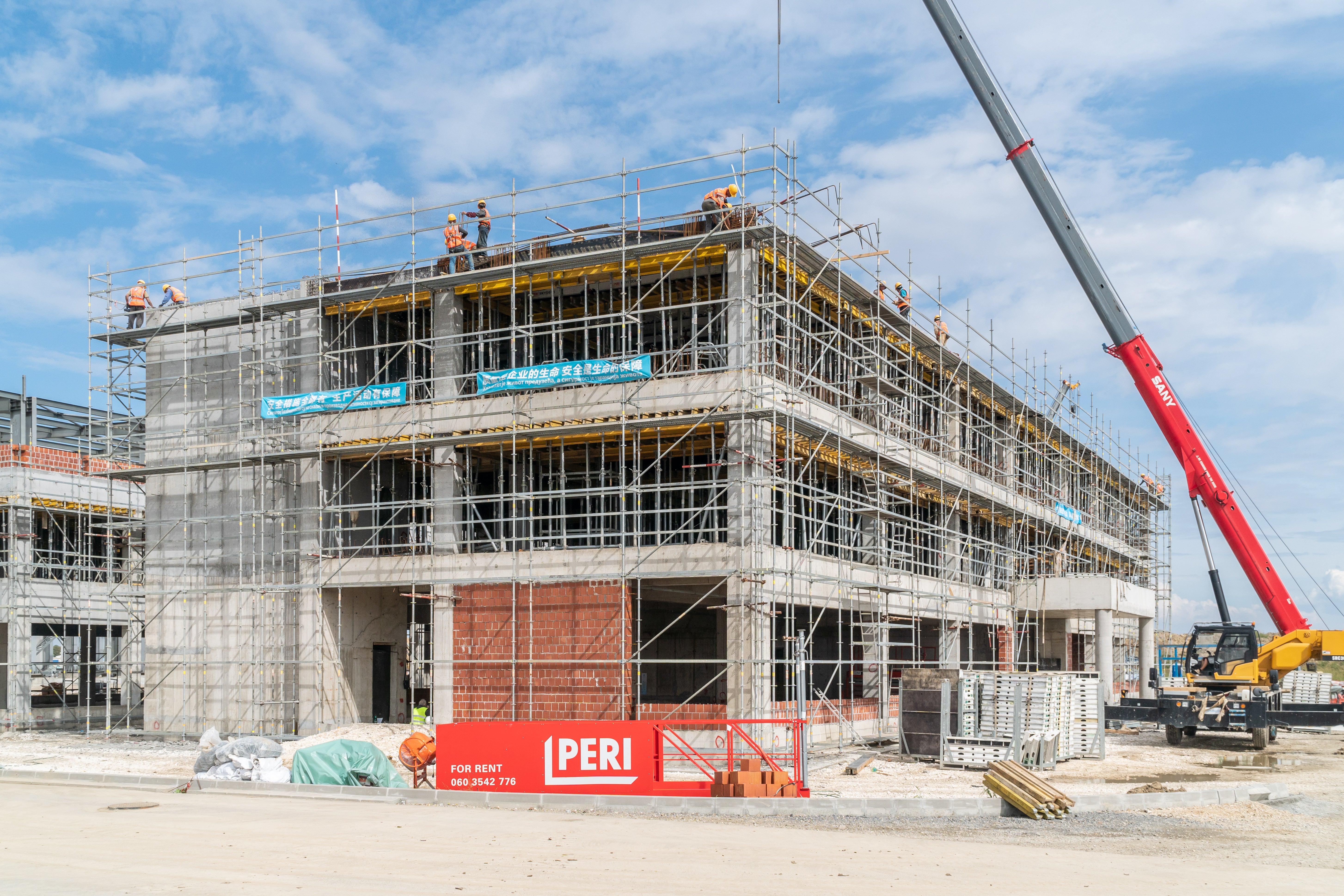 使用PERI UP 外装修脚手架系统，围绕建筑物搭建作业平台，确保了工人施工过程中的安全性 