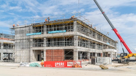 使用PERI UP 外装修脚手架系统，围绕建筑物搭建作业平台，确保了工人施工过程中的安全性 