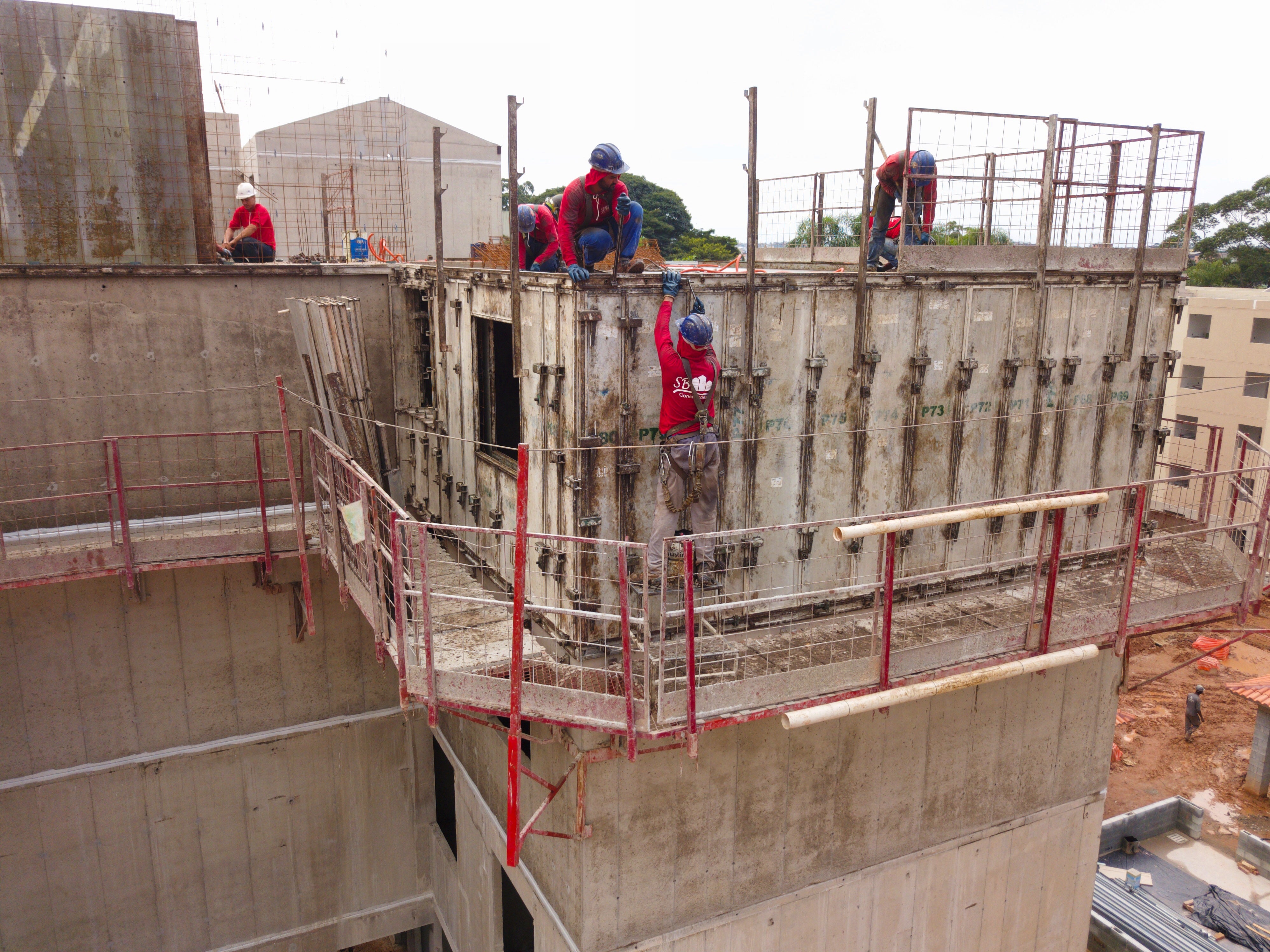 Montagem do sistema manual. Possui impressionante rapidez, com uma engenhosa transição entre formas de paredes e lajes, bem como o drophead que permite ação rápida. 