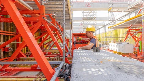 Der neuartige PERI Wandschalwagen ist eine Systemkombination aus dem VARIO GT 24 Träger-Wandschalungssystem, dem SB Stützbocksystem, dem VARIOKIT Ingenieurbaukasten und dem PERI UP Gerüstbaukasten.