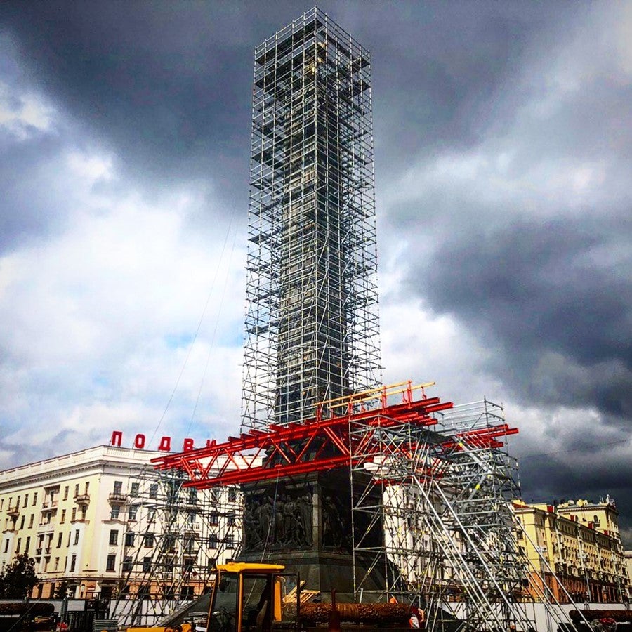 Устройство конструкции лесов для проведения работ по реставрации монумента Победы