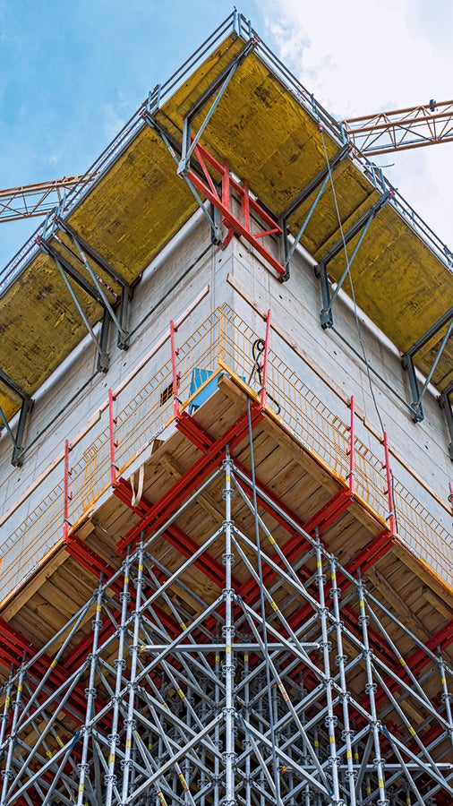 In 16 m Höhe erfährt das massive Bunkergebäude auf ganzer Breite eine Auskragung um 9,50 m.
