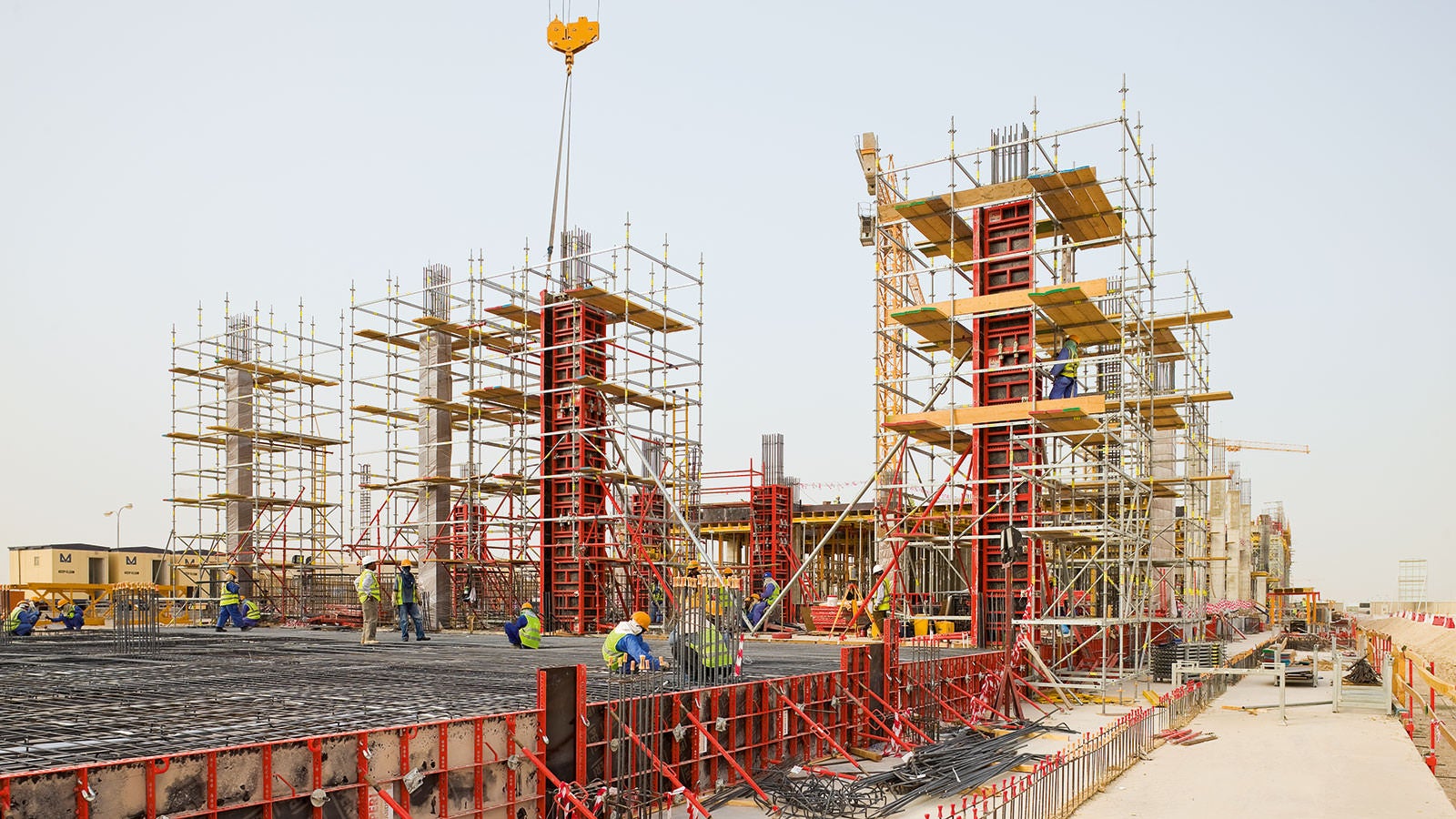PERI UP Rosett scaffolding units were created for the forming, reinforcing and concreting of the columns. The HANDSET formwork for small areas was used to form the slab edges.