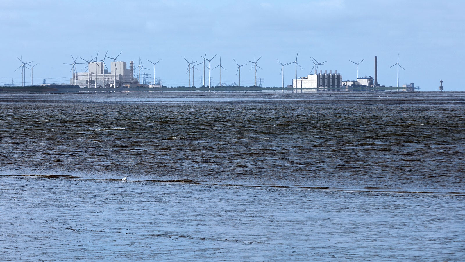 A usina Eemshaven (à esquerda na foto) desempenha um papel importante na modernização e garantia do fornecimento de eletricidade na Holanda - em combinação com a utilização de energia eólica e solar.