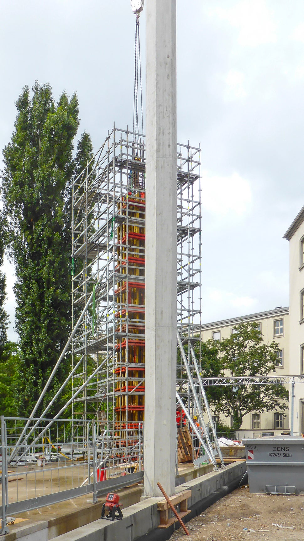 PERI UP bot als Bewehrungsgerüst beim Schalen der bis zu 10 m hohen Sechseckstützen in Kombination mit der Stützen-Sonderschalung eine sichere Baustellenlösung.