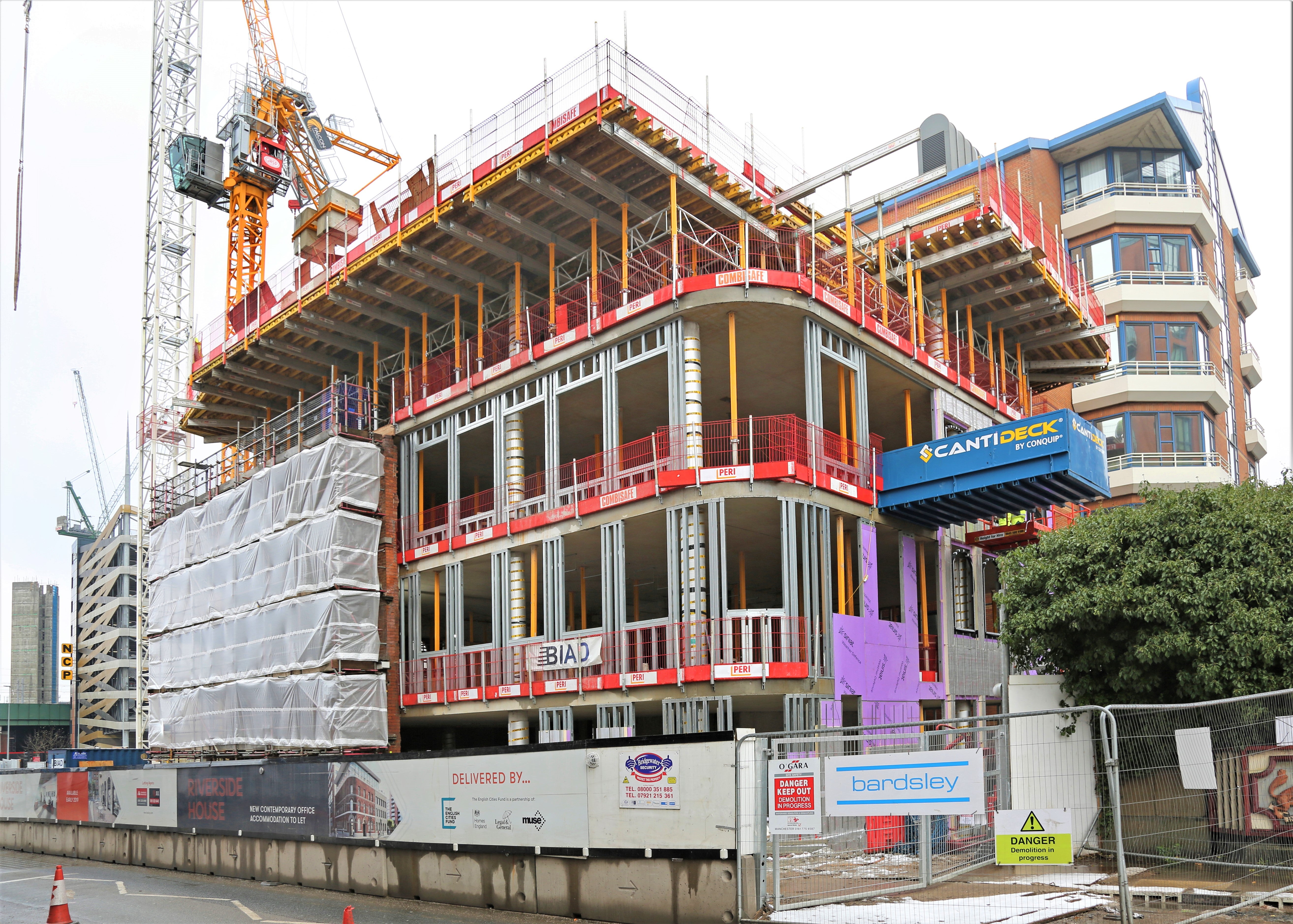 Das Riverside House soll ein vierstöckiges Bürogebäude in der Nähe des Stadtzentrums von Manchester werden. Backstein, Glas und Sichtbeton wurden sorgfältig kombiniert, um ein Gleichgewicht zwischen Alt und Neu zu schaffen.