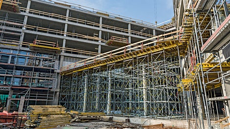 Průvlak ve výšce 9 metrů podepřený lešením ze systému PERI UP Rosett.