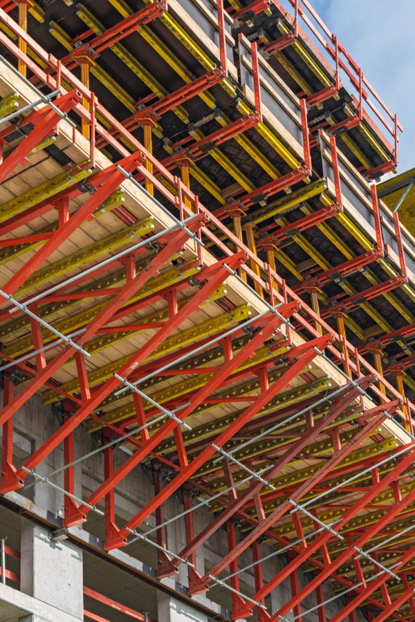 Spoľahlivý prenos zaťaženia z jednostranného debnenia vysokého do 8,75 m.