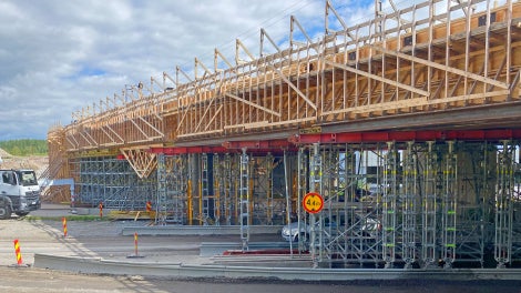 Sillan tuenta toteutettiin PERI UP Flex -tuentatelineiden sekä suurien kuormien PERI UP HD -tukien yhdistelmällä.