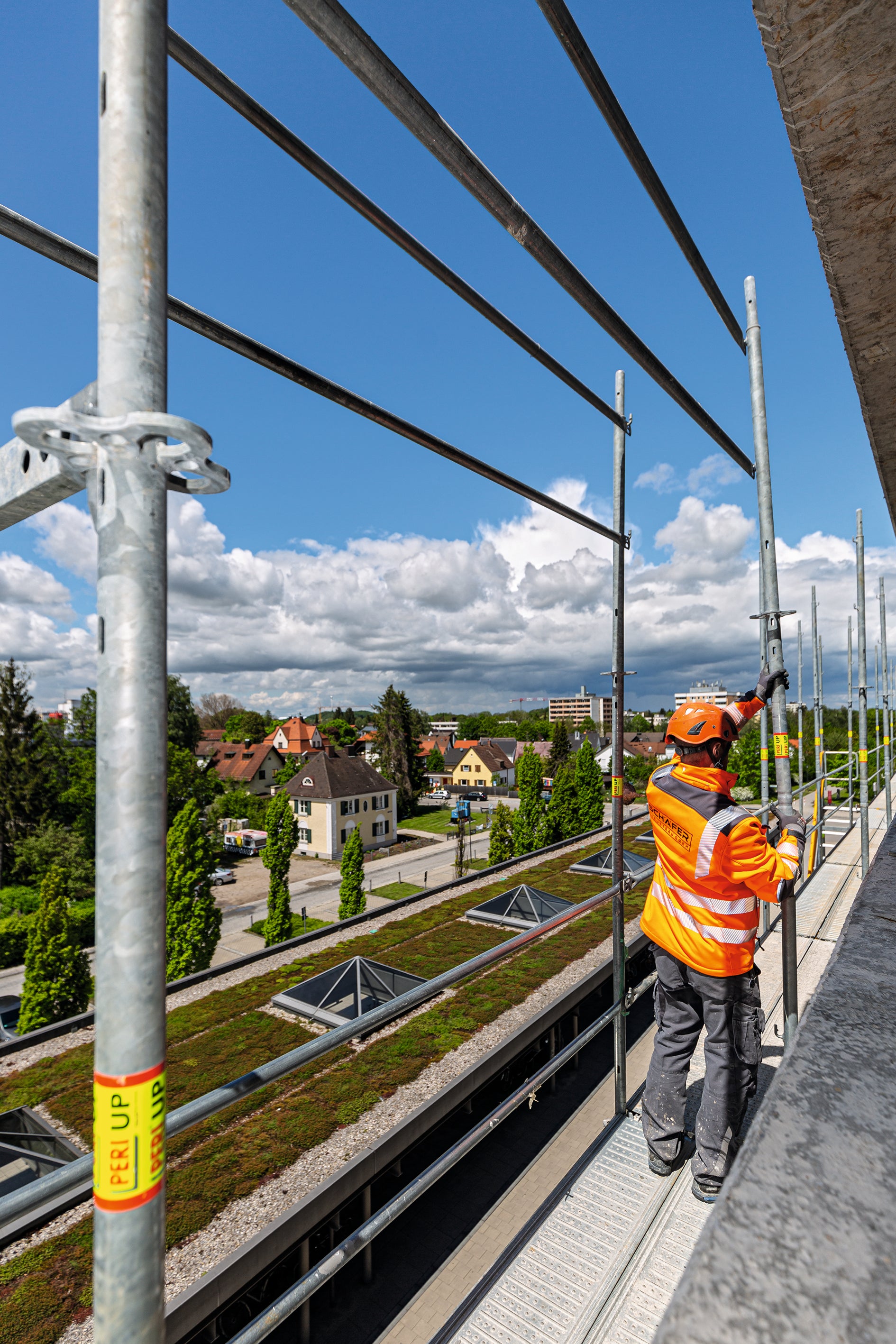 Schon vor 25 Jahren stattete PERI sein Gerüstsystem mit selbst entwickelter Sicherheitstechnik wie einer vorlaufenden Geländermontage aus – heute State-of-the-Art in der Stielbauweise an der Fassade. 