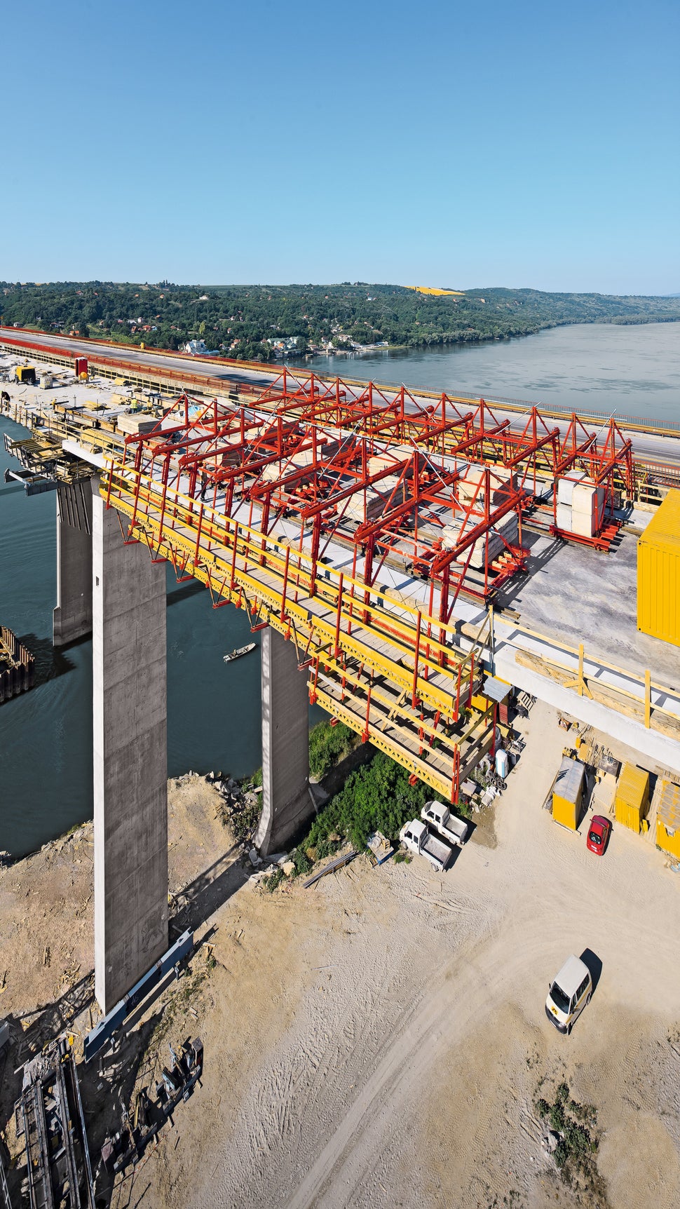 Der auf dem Brückenüberbau verfahrbare Gesimskappenwagen lässt sich sehr flexibel an Störstellen und Querschnittsänderungen anpassen. Alle notwendigen Einstellarbeiten erfolgen von der Arbeitsbühne aus.<br/>