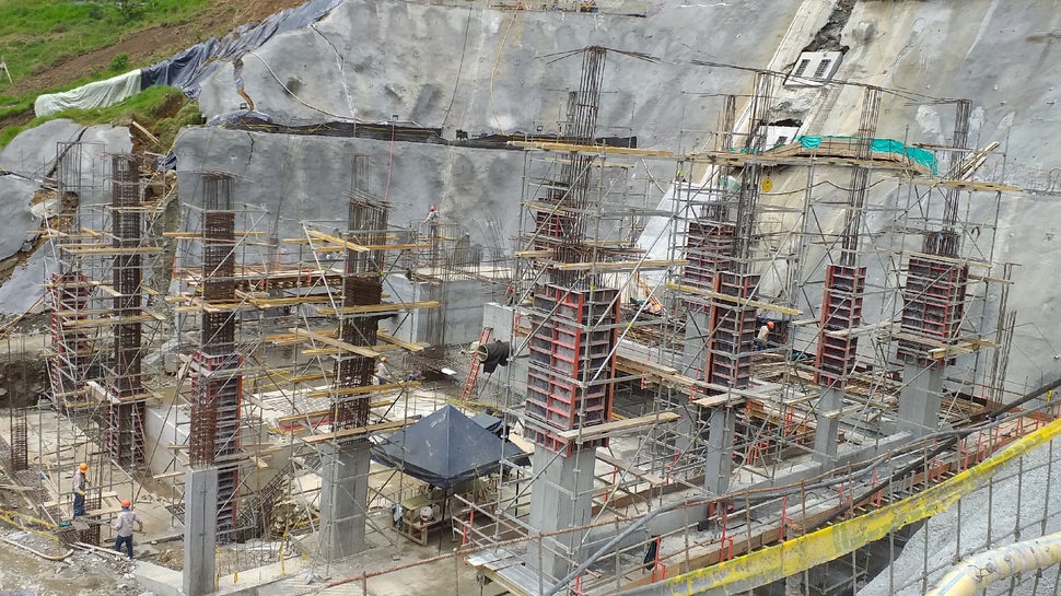 Columnas encofradas con LIWA y con andamio perímetral PERI UP FLEX.