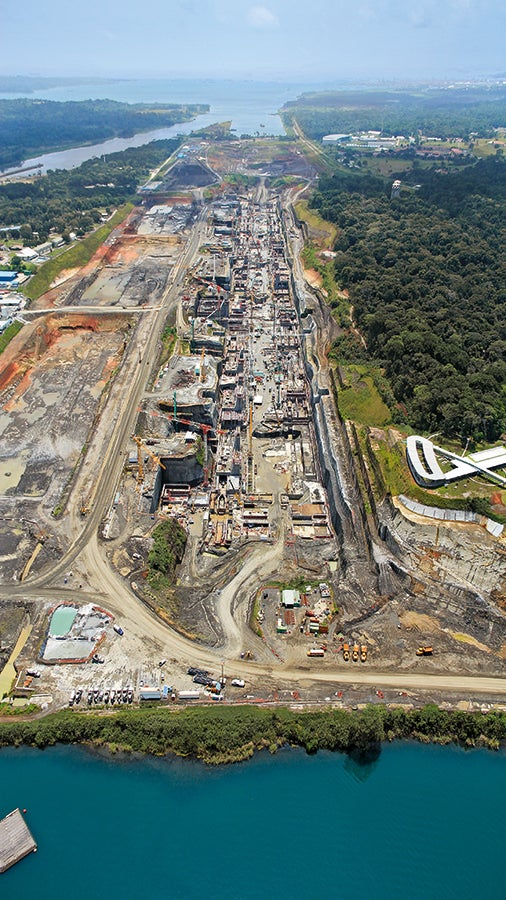 The Gatun lock facility on the Atlantic coastline features three sections formed one after the other – each of them is 403&nbsp;m long and 55&nbsp;m wide.