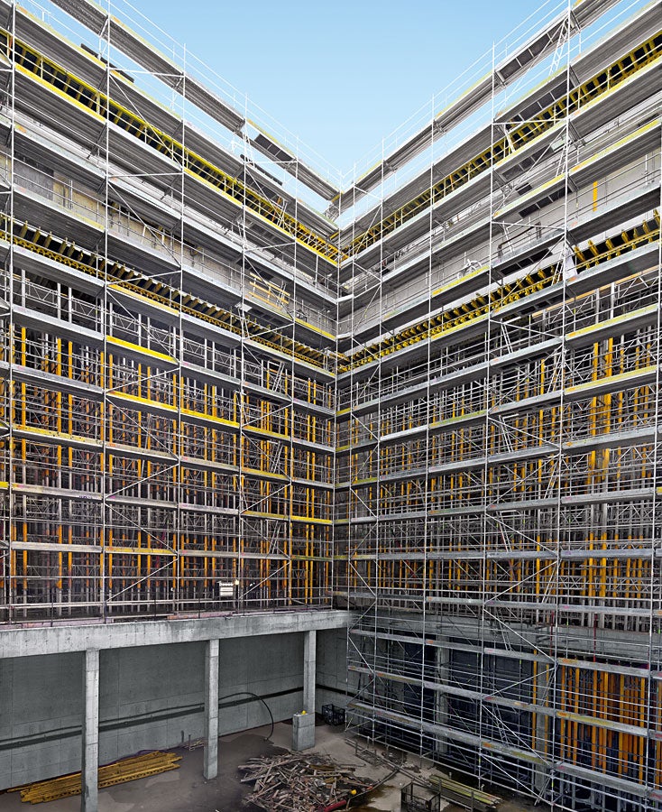 MULTIPROP props were connected with MRK frames to form a dedicated system and carried the concreting loads of the 120 cm thick walls safely into the ground.