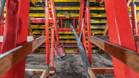 In order to keep the supporting structure safely balanced, concreting was carried out alternately on both sides. Vibrators mounted on the formwork ensured uniform distribution of the concrete.