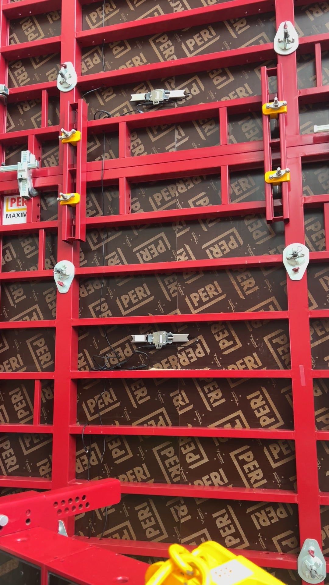 PERI InSite Construction -valupainesensori on kehitetty antamaan enemmän tietoa betonointiprosessin aikana, kun se valvoo muottiin vaikuttavaa painetta paikallavalettaessa.