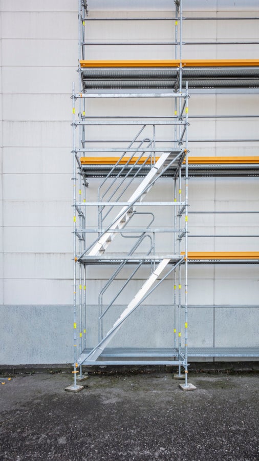 Yapıdaki boşluklar için yükseklik ayarlamaları kat yüksekliklerinden bağımsız olarak kısa merdiven basamakları ve aparatlar aracılığı ile ayarlanır (1.50 m uzunluğunda, 50 cm/100 cm yüksekliğinde).