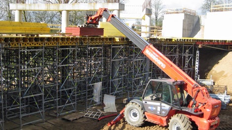Bro Varbergparken - Etablering af arbejdsdæk. 