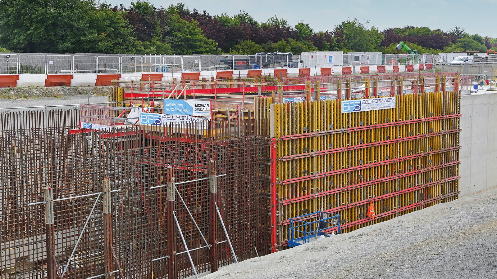 În total, tunelul a fost turnat în nouă secțiuni de betonare, fiecare având 17 m lungime și 8 m înălțime. Combinația dintre secvența de betonare și viteza mare a sistemului VTC a contribuit la economisirea a zece zile complete pe ciclu.