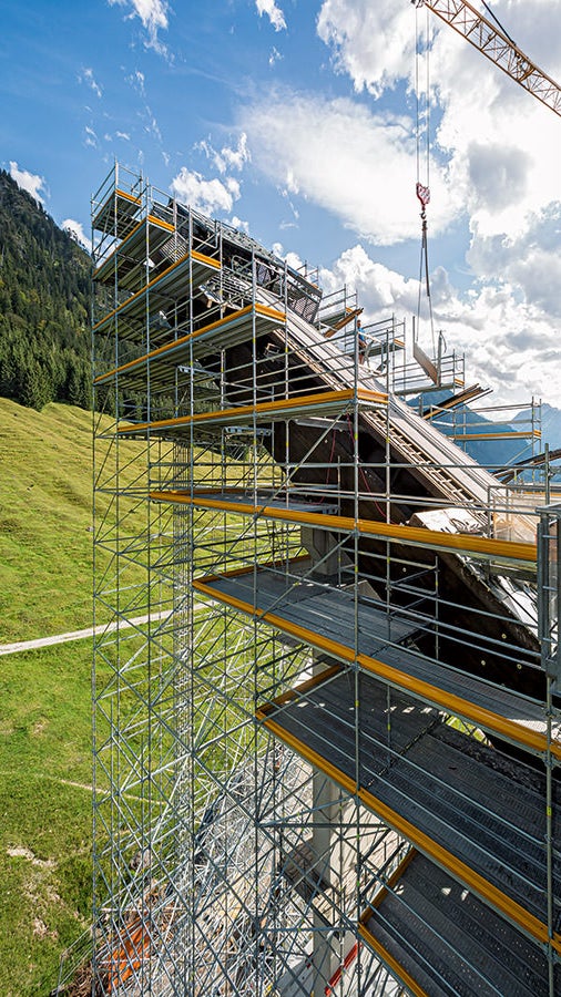 Die integrale PERI UP Einrüstung diente zur sicheren Ausführung der umfangreichen Sanierungs- und Erweiterungsarbeiten am Schanzenkopf. Die Verwendung von 35 t Ballast erlaubte eine weitgehend freistehende Gerüstausführung.