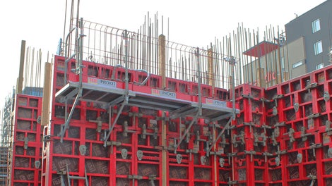 MAXIMO-järjestelmään kiinnitettävä MXK-työtaso asennetaan muotin ollessa maassa, ja on näin ollen turvallinen ja nopea asentaa.