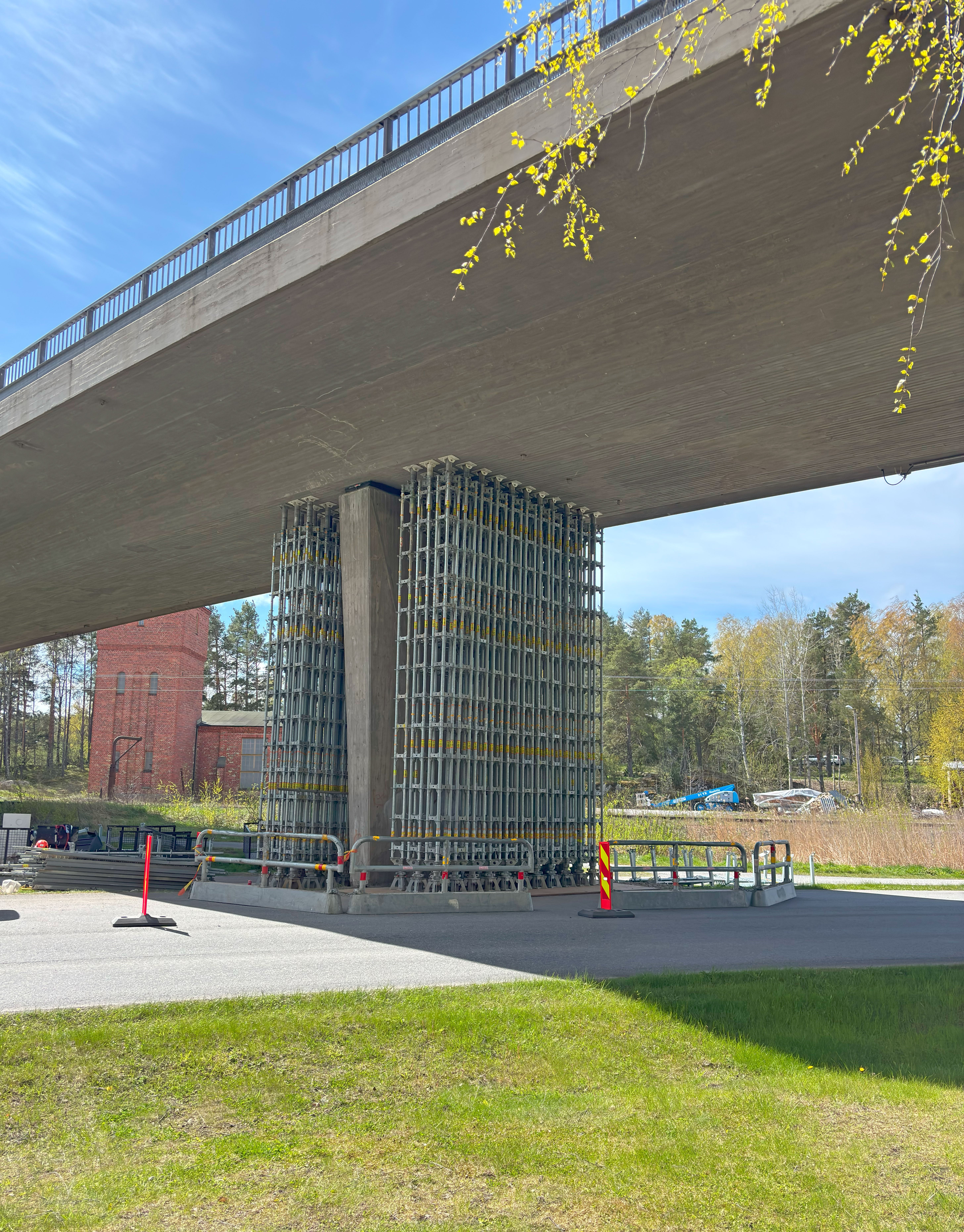 HD-tukien kanssa on käytössä hydrauliyksikkö, jolla tuennat kiristettiin haluttuun esijännitykseen. Hydrauliyksikkö mahdollistaa hallitun korkeudensäädön kuormitettuna.