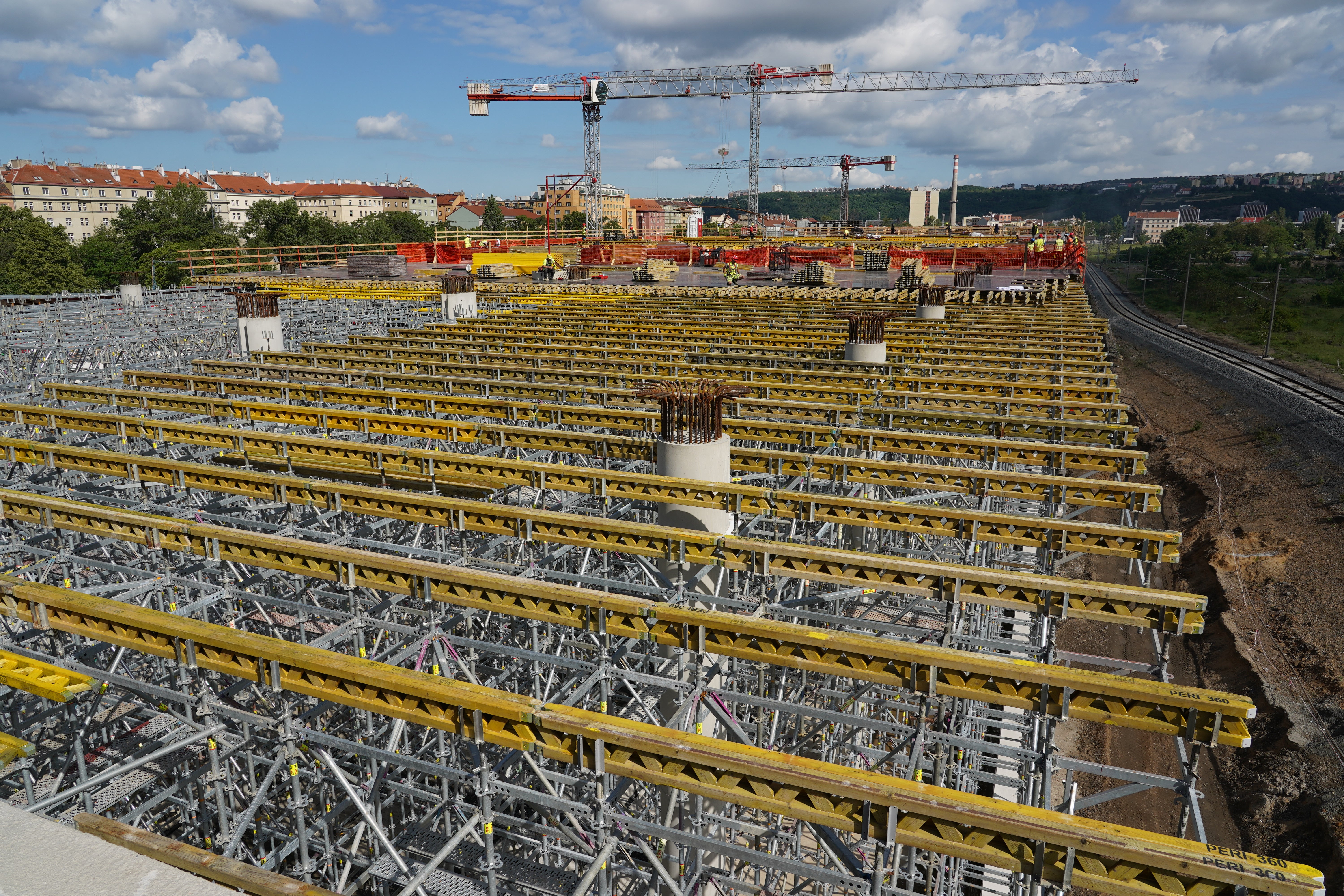 Lešení PERI UP zajistilo podpěrnou konstrukci stropu nad 1.NP v celém rozsahu výstavby