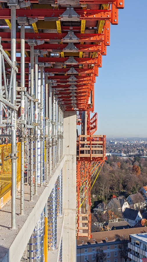 Zur Herstellung des Gebäudekerns bildeten CB Kletterbühnen und die TRIO Rahmenschalung kranbare Kletterschalungseinheiten.