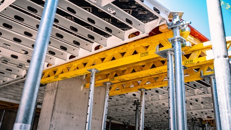 Подредба на системата, позволяваща поетапно бетониране.