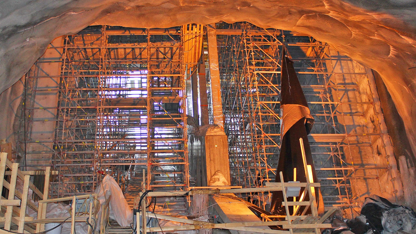 PERI UP Flex –telineiden peittämästä aukosta kulkee nykyään liukuportaat asematunneliin.