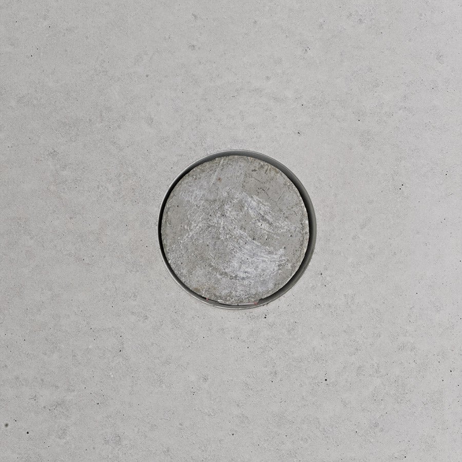 Fermé à fleur de surface<br/>avec cône en béton