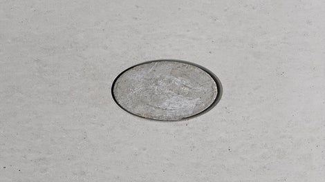 Fermé à fleur de surface<br/>avec cône en béton