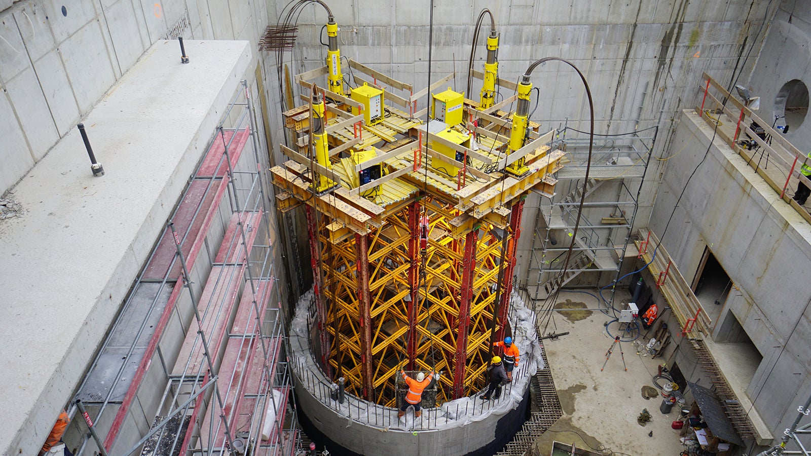 Wieża VST do opuszczenia segmentu studni o masie 300 T.