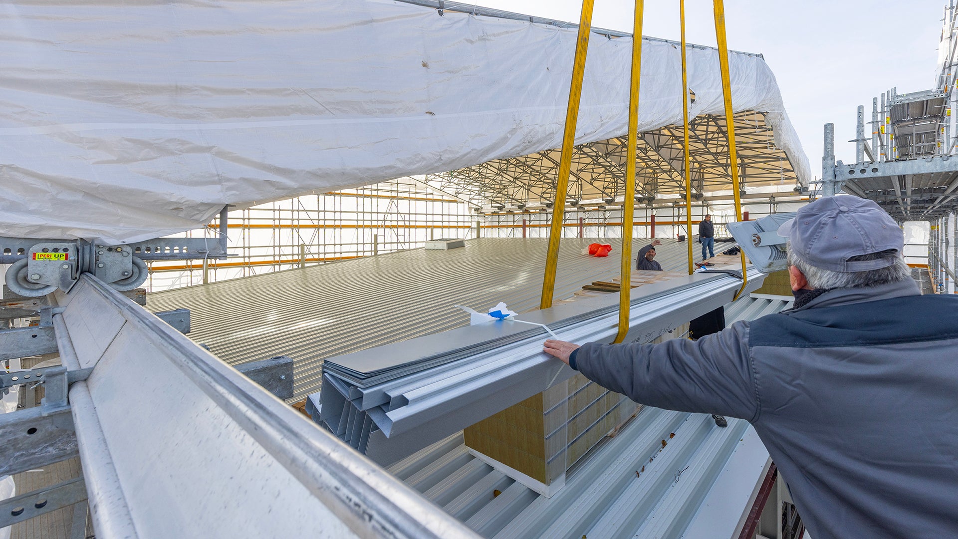 Ein verfahrbar ausgebildetes PERI UP Wetterschutzdach mit 25 m Spannweite schützte vor äußeren Witterungseinflüssen, konnte aber dennoch für eine Materialein- und -ausbringung temporär geöffnet werden.