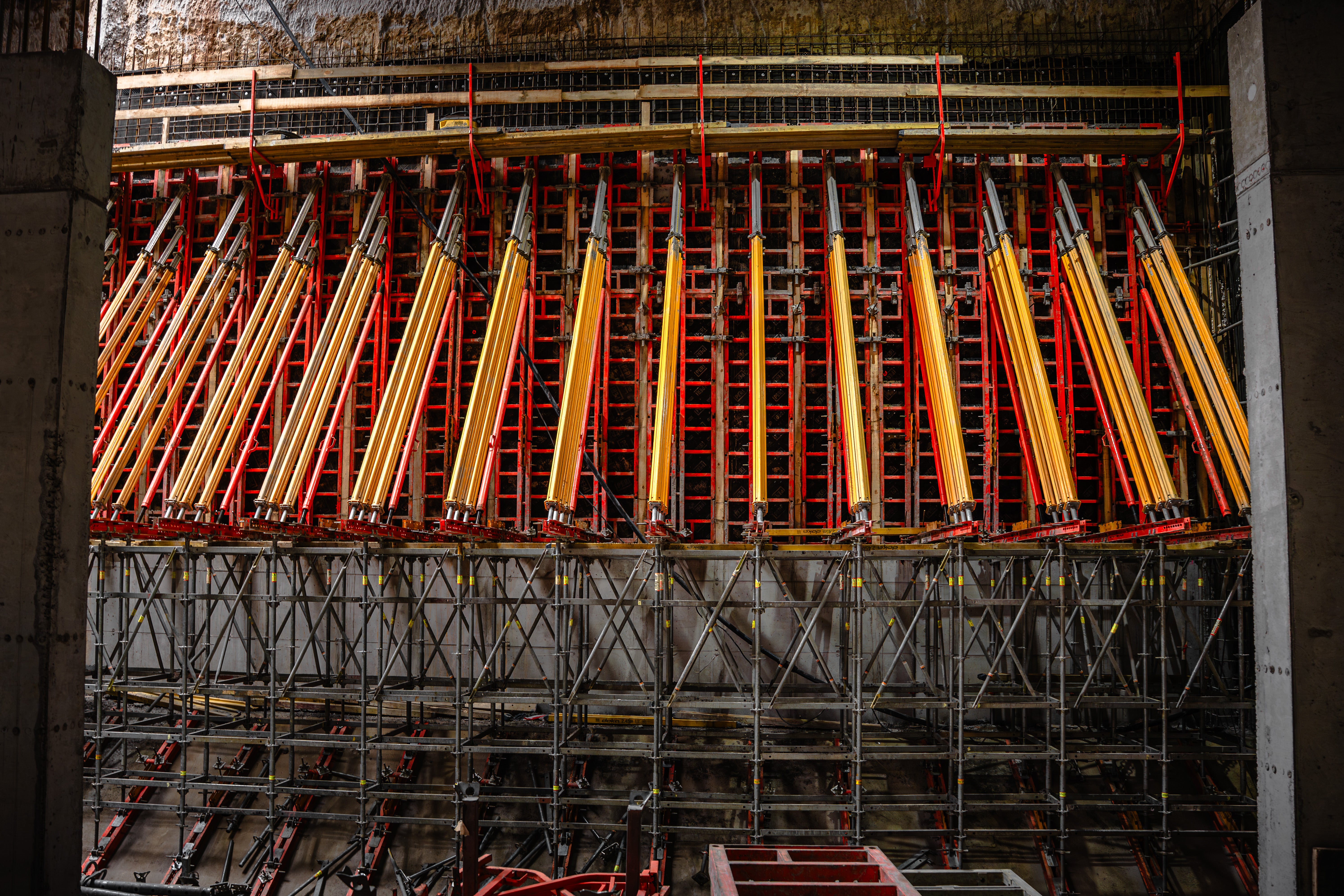 Цялостното кофражно и подпорно решение по време на строителния процес.