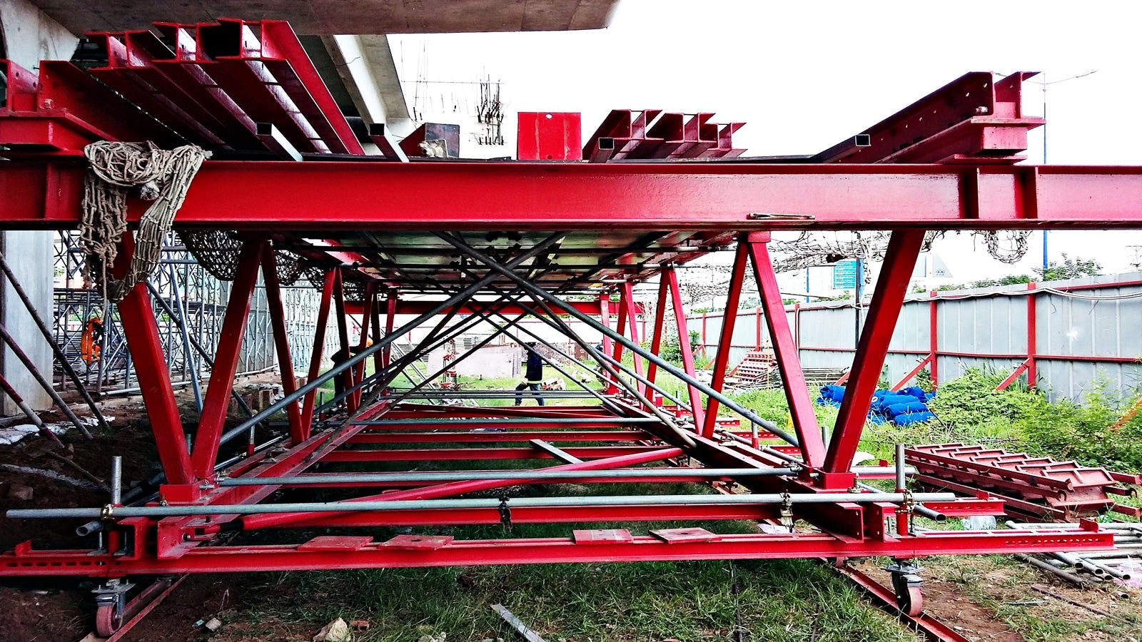 The entire system has successfully met the contractor's requirement for safe construction within the tight working area.