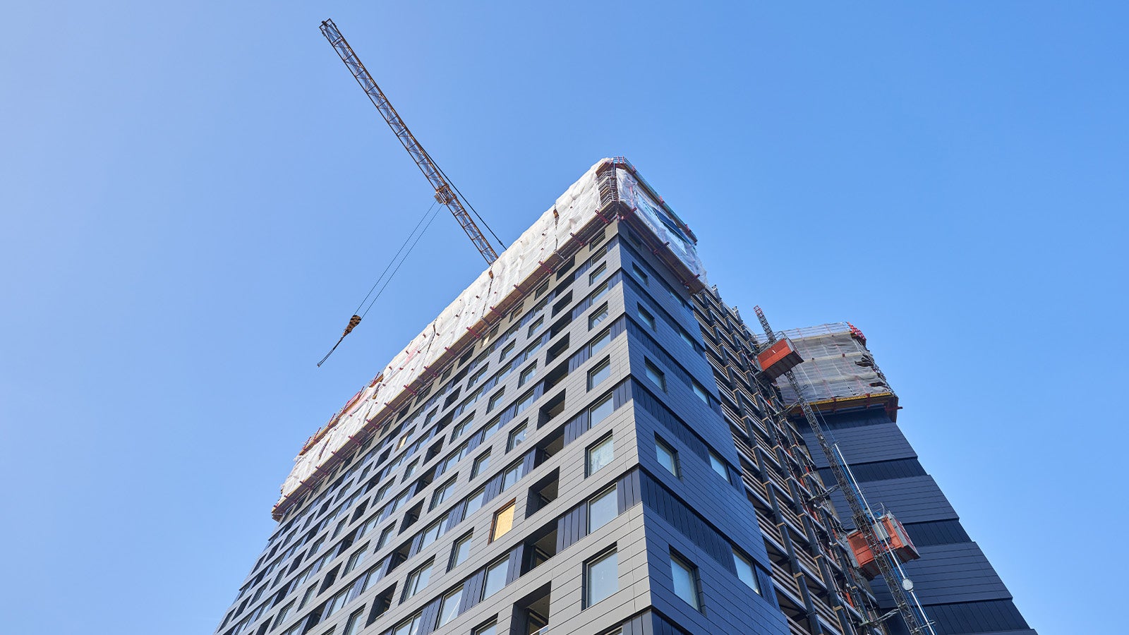 De engineers van PERI bedachten een manier waardoor het onderste deel van het klimsysteem de reeds afgewerkte gevel niet zou raken.