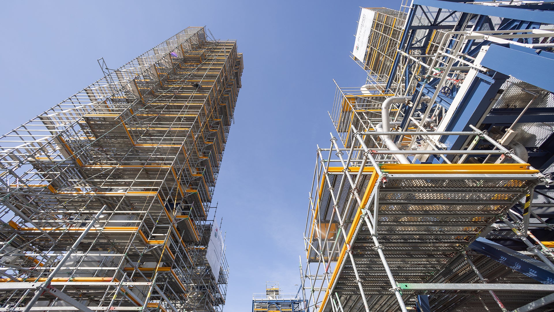 Für die sichere Montage der komplexen Anlagentechnik wurde ein räumlich angepasstes Arbeits- und Schutzgerüst mit bis zu 65 m Höhe sowie Zugänge und Plattformen geschaffen.