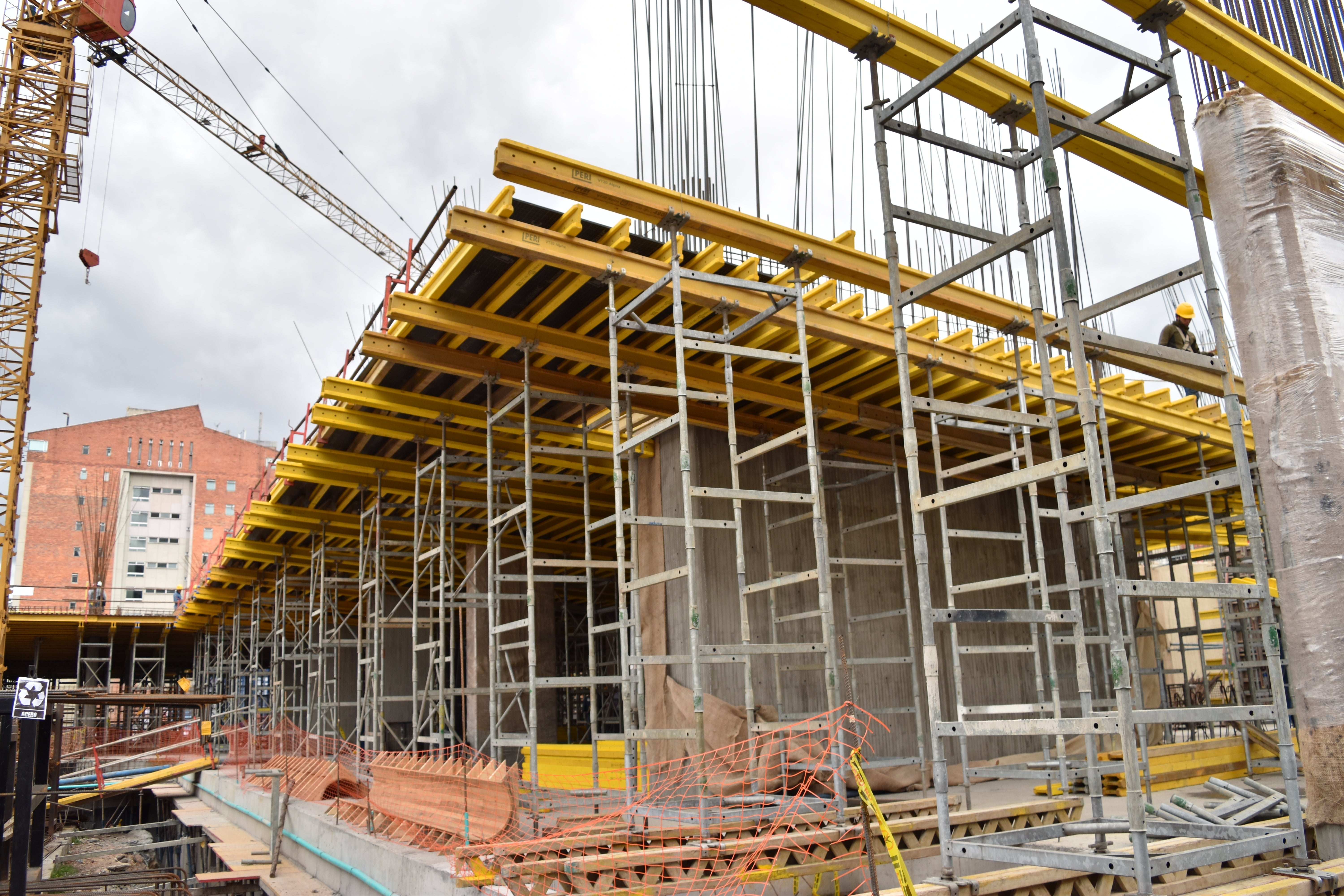 Encofrado para losas con vigas MULTIFLEX, en combinación con torres de carga ST-100