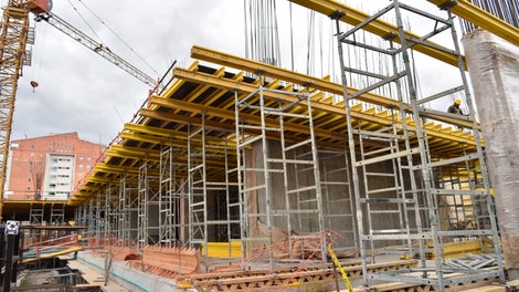 Encofrado para losas con vigas MULTIFLEX, en combinación con torres de carga ST-100