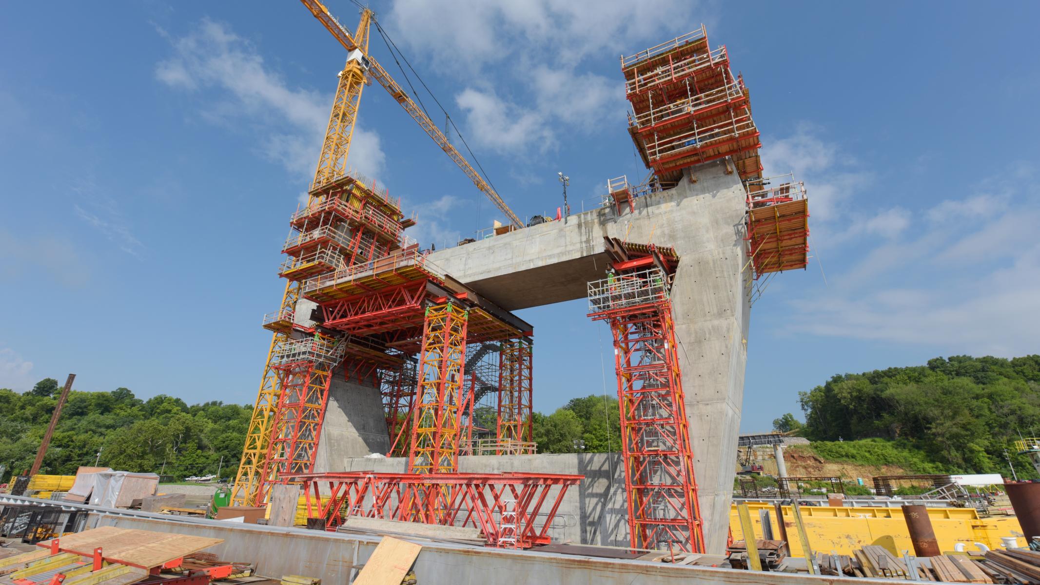 Massive pylons formed efficiently using PERI self-climbing technology and standard components used from the VARIOKIT Engineering Construction Kit for heavy duty shoring