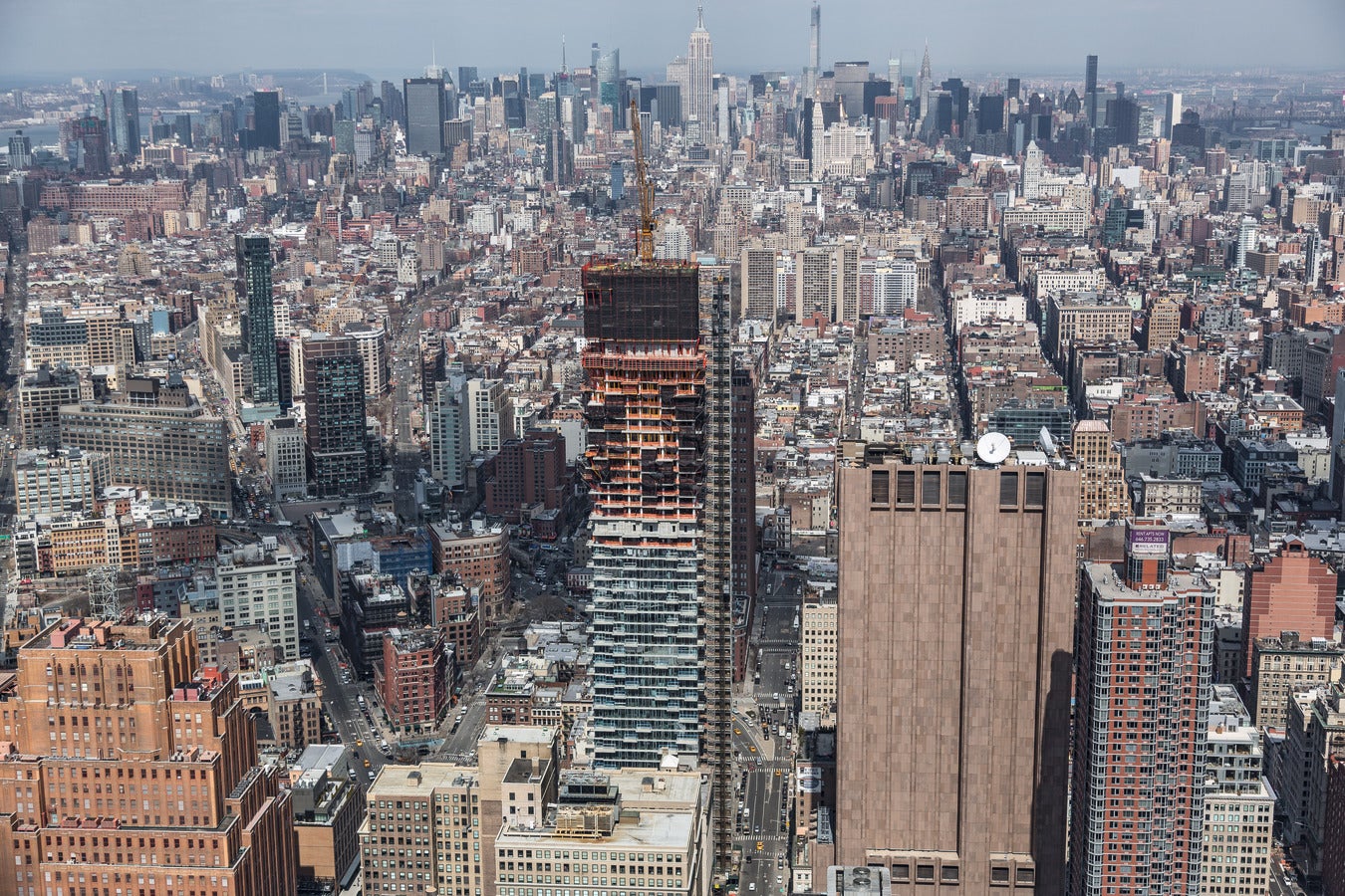 Special safety regulations on site? Constrained space in the city center? Few qualified personnel? No crane? We adapt our system solutions to individual conditions and thus ensure your success - worldwide. Our experts in the more than 60 PERI subsidiaries are also close to you and will be happy to advise you.