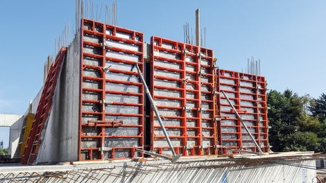 Pomocou systémov TRIO a DOMINO prebiehala súbežne výstavba zvislých konštrukcií dvoch 6-podlažných bytových domov v 1. aj v 2. etape