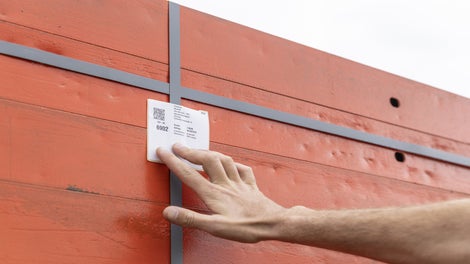 Jedes Gebinde ist mit einem QR-Code und einer Handling Unit versehen.