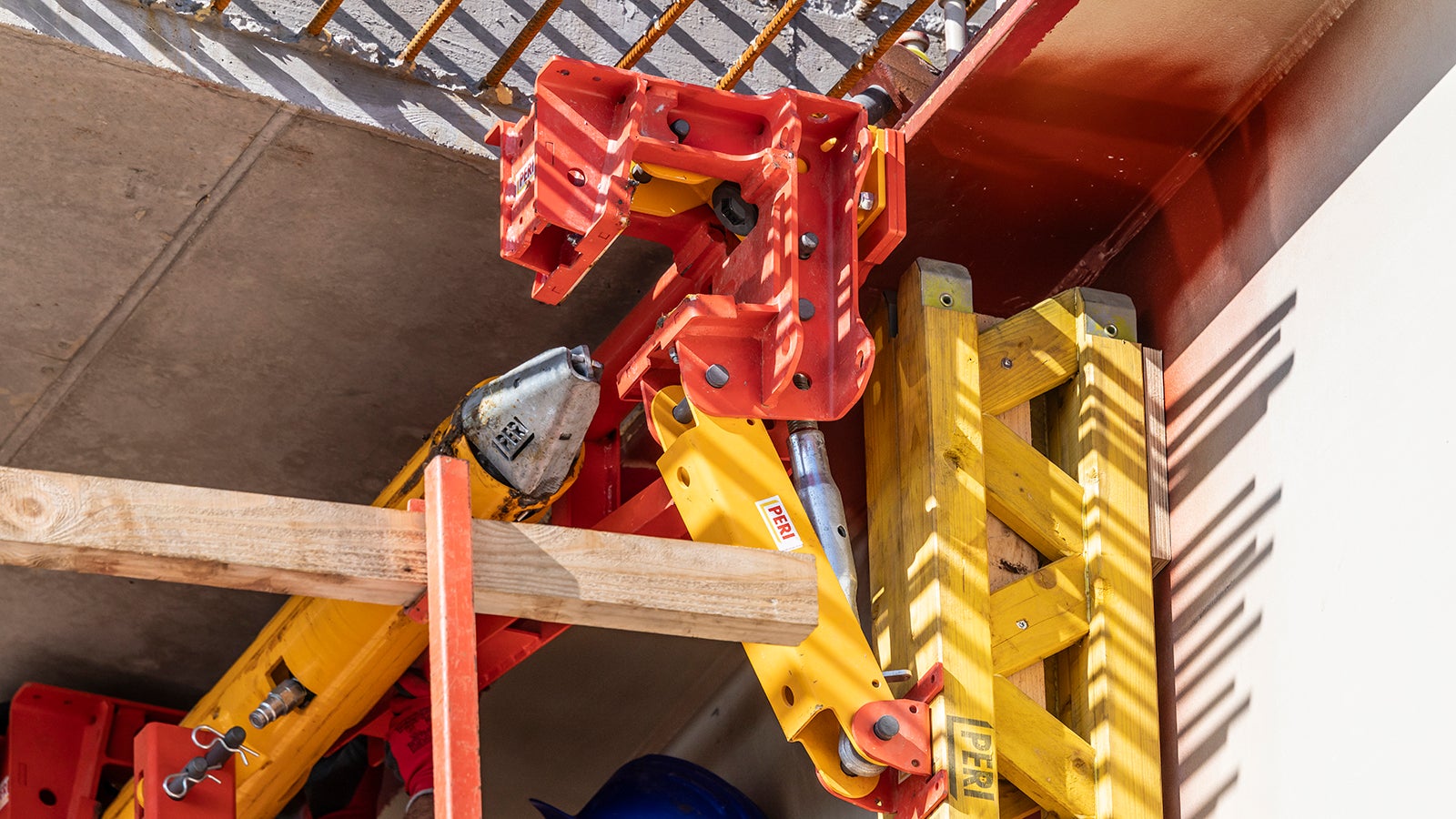 The composite track is quick and easy to operate and move. Obstructions are simply passed over.<br/>(Photo: PERI SE)