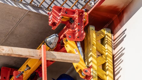 The composite track is quick and easy to operate and move. Obstructions are simply passed over.<br/>(Photo: PERI SE)