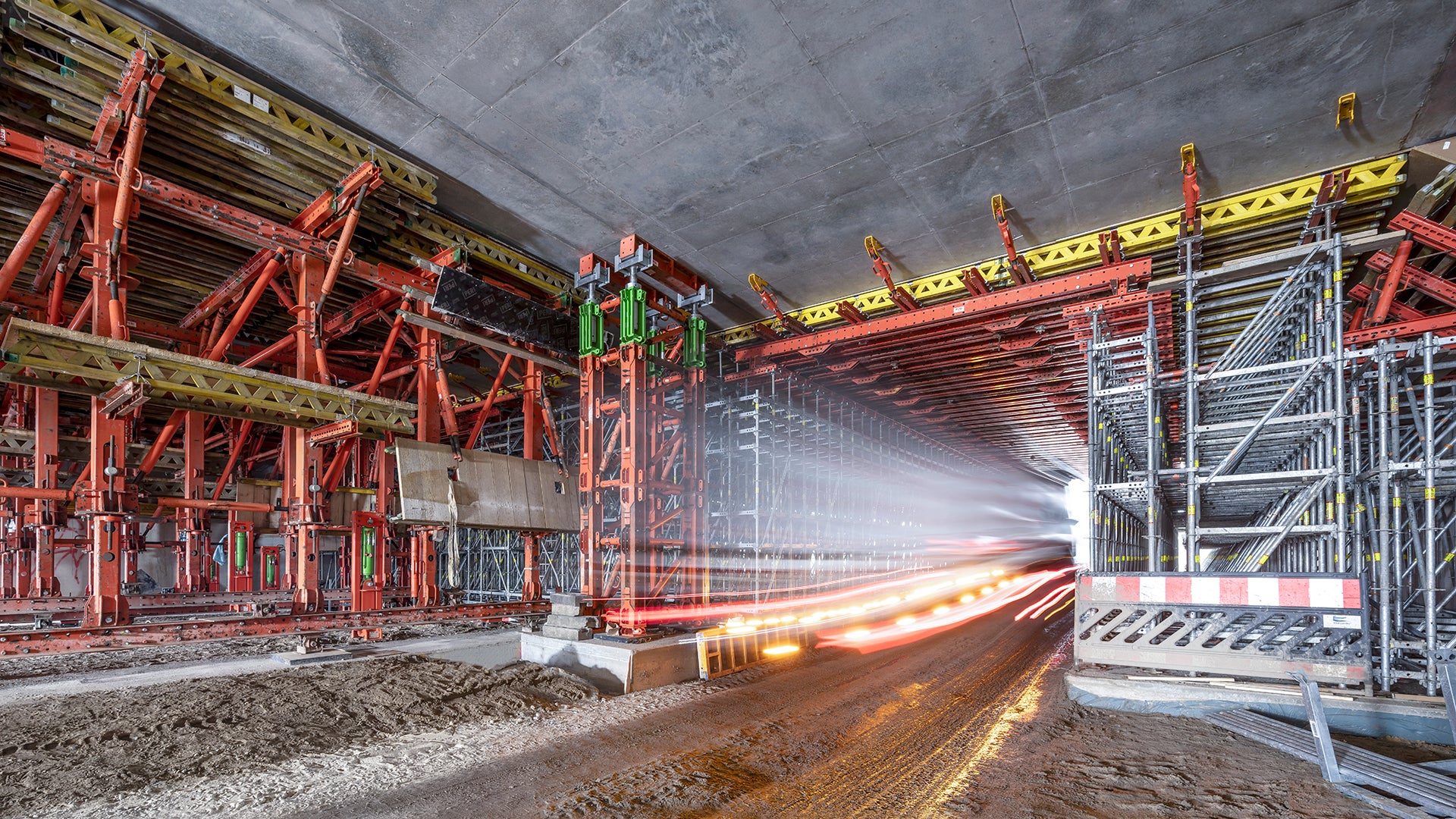 Ausgestattet mit hydraulischen Hub- und Absenkeinheiten lassen sich die Deckenschalwägen ohne aufwendige Umbaumaßnahmen an die stark variierende Tunnelkontur anpassen.