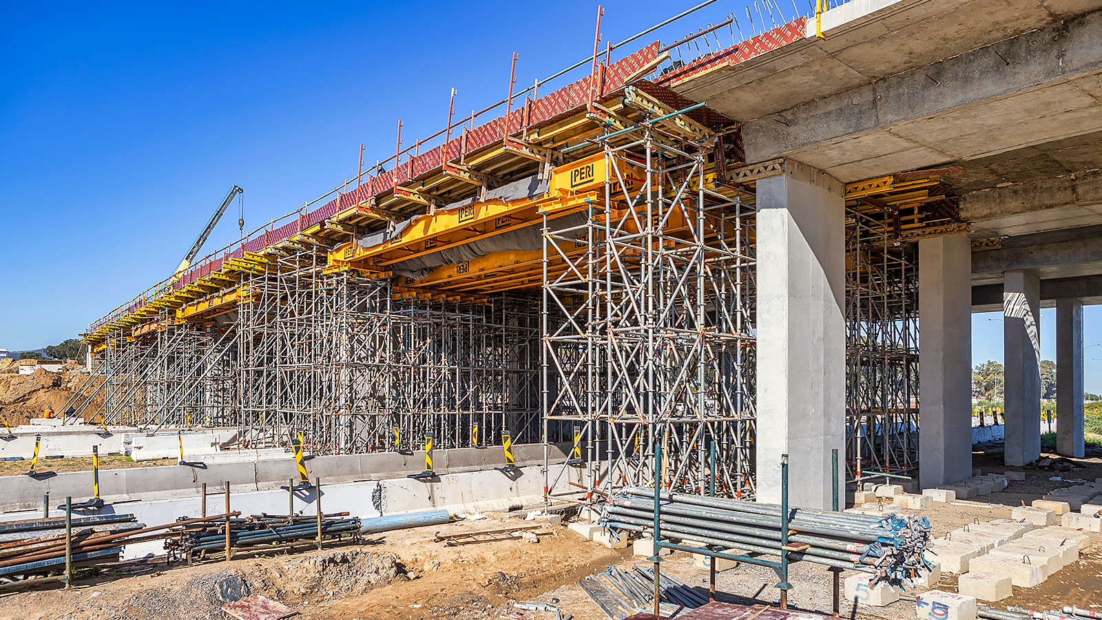 Rahmenschalungssysteme, Träger-Deckenschalung und viele weitere PERI Lösungen kamen beim Bau dieser Brücke zum Einsatz.